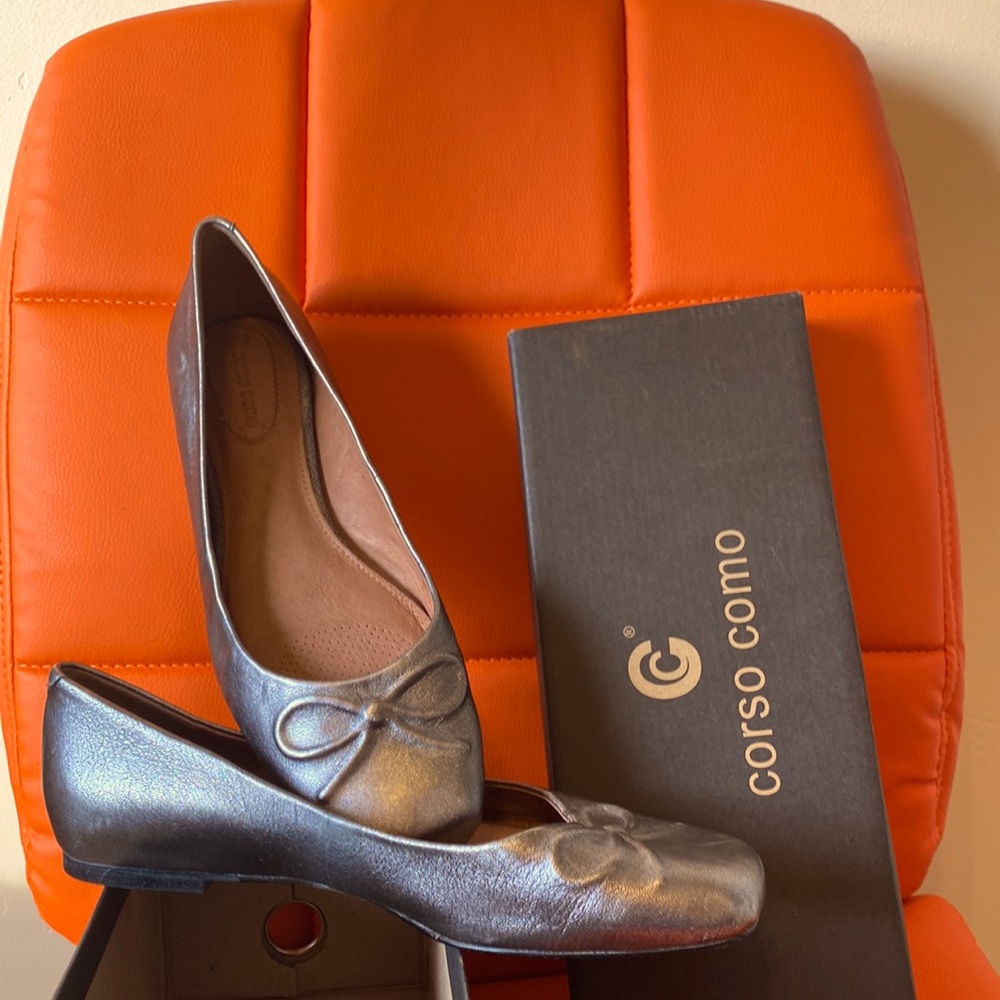 Corso Como Subtle Metallic Flats/8.5M. Great Used Condition. Embossed bow front.